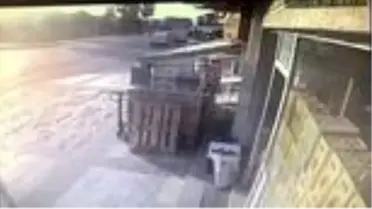 Hafif ticari araç elektrikli bisiklete çarptı: 2 yaralı