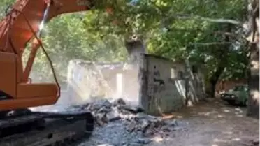 Metruk binaların yıkımı devam ediyor