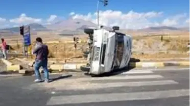 Kamyonla minibüs çarpıştı: 7 yaralı