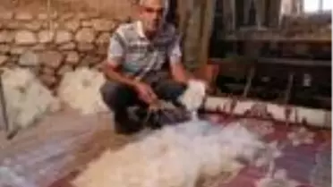 Atalarından miras 300 yıllık evde yok olmaya yüz tutan mesleğini sürdürüyor