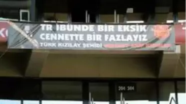Derbi öncesi tribünde pankart açıldı