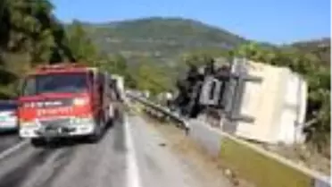İnebolu'da freni boşalan kamyon devrildi: 2 yaralı