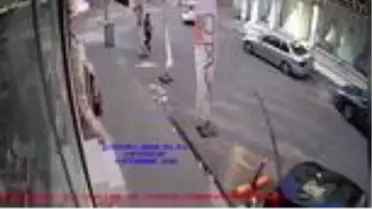 Son dakika haberi! Çocuğun elinden cep telefonunun çalınması güvenlik kamerasında