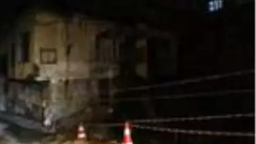 Merdiven çökünce 2'nci katta mahsur kalan anne ile kızları kepçeyle kurtarıldı