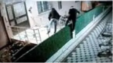 Aile üyeleri mutfakta yemek yerken, evi soyan hırsızlar kameralara yakalandı