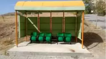 Bahşılı'da durak koltukları yenilendi