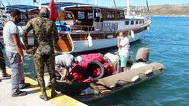 Denizden 2 saatte 300 kilogram çöp çıktı