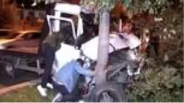 Tekerleği fırlayan çekici ağaca çarptı, sürücüyü itfaiye kurtardı