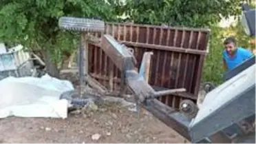 Batman'da mıcır yüklü römork devrildi