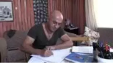 Çizdiği karikatürlerle çocukların dünyasını renklendiriyor