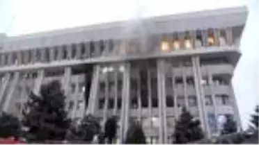 Kırgızistan Cumhurbaşkanlığı binasında çıkan yangın kontrol altına alındı (3)