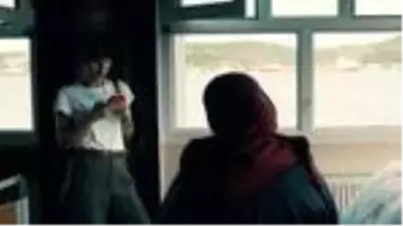 Başrolünde annesini oynattığı kısa filmle Paris'ten ödülle döndü