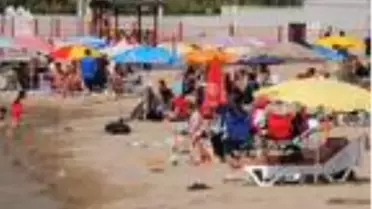 Kandıra'da güzel havanın keyfini denizde yaşadılar