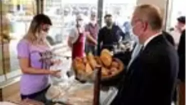 Denetim yapan Vali Atik, eldiven takmayan fırın çalışanının verdiği ekmeği almaktan vazgeçti