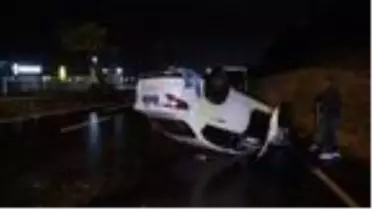 Otomobil yağmurda kayganlaşan yolda takla attı