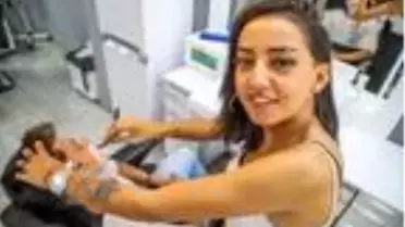 2 kadın berber, ustalık için gün sayıyor