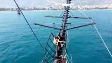 800 metre yüksekte gitar çalan psikolog bu kez de korsan olup gitarını konuşturdu