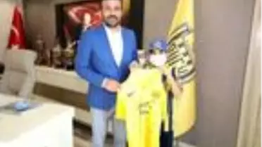 MKE Ankaragücü Başkanı Fatih Mert'ten minik taraftara hediye forma