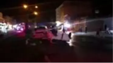 Refüjdeki ağaca çarpan otomobil devrildi: 2 yaralı