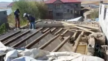 Evine yılanların yuva yaptığını iddia eden vatandaş yardım bekliyor