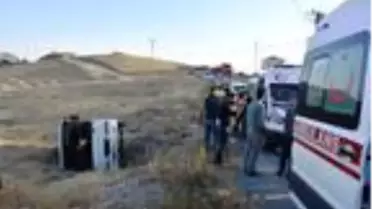 Malatya'da işçi servis midibüsü şarampole devrildi: 14 yaralı