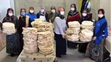 Kadınlar cami yaptırabilmek için yufka satıyor, tuğla taşıyor