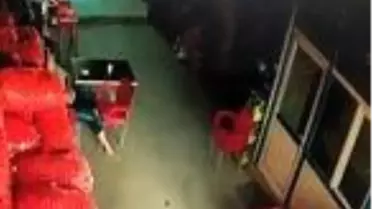 Gözlerine baka baka cep telefonlarını çaldı