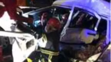 Kırmızı ışıkta bekleyen minibüse çarpan otomobilin sürücüsü yaralandı