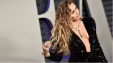 Skandallarla gündemden düşmeyen Miley Cyrus: Bizi uzaylılar kovaladı