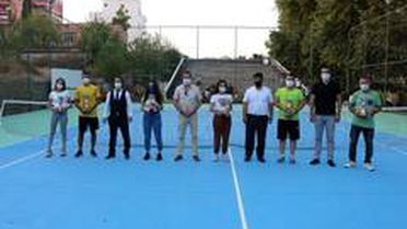 Tenis turnuvasında kupalar sahiplerini buldu