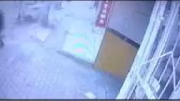 Çatıdan düşen molozlardan son anda kurtuldu
