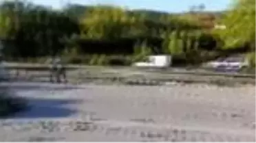 Hurda yüklü tır devrildi, tonlarca malzeme karayolunu teneke yığınına çevirdi