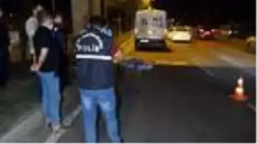 Üst geçitten atladı, otomobilin altına kalıp öldü