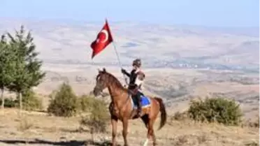 Alp kıyafetli Türk bayraklı atlılar Dinek Dağı zirvesinde