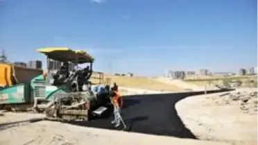 Osmangazi Mahallesi'nde yeni açılan yollar asfaltlanıyor
