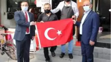 Esnafa ve öğrencilere Türk Bayrağı