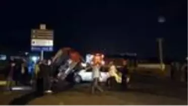 Vezirköprü'de otomobil ile minibüs çarpıştı: 3 yaralı