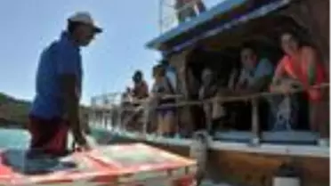 25 yıldır turistlere denizde dondurma keyfi yaşatıyor
