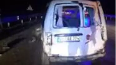 Hafif ticari araç kamyona çarptı; 4 yaralı