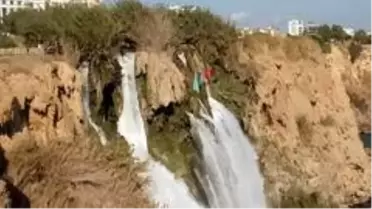 Antalya'da şelaleye Türkiye ve Azerbaycan bayrakları asıldı