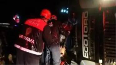 Son dakika haberi: Sivas'ta kamyon yan yattı, araç içerisinde sıkışan sürücü güçlükle kurtarıldı