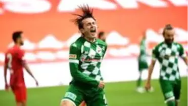 Bursaspor'un genç futbolcusu Ali Akman TFF 1. Lig'in zirvesinde