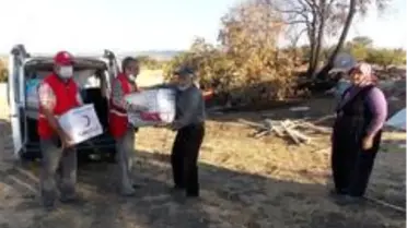 Evi yanan aileye Kızılay'dan yardım eli