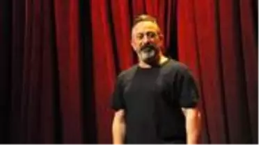 Cem Yılmaz, Saadet Özsırkıntı ile aşk yaşadığı iddialarına imalı paylaşımla yanıt verdi