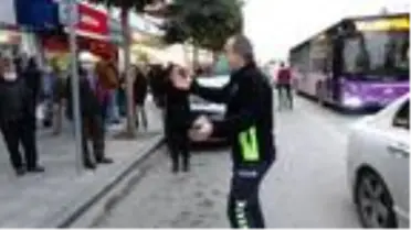 Hatalı park eden otomobilin etrafındaki kalabalığa gülümseten 'sosyal mesafe' uyarısı