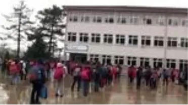 Ortaokul öğrencileri İzmir'deki depremzede yaşıtları için harçlıklarını biriktirdi