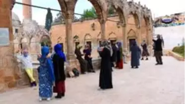 Şanlıurfalılar güneşli havada Balıklıgöl'e akın etti