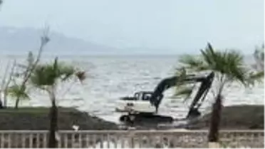Şoke eden görüntü! Sapanca Gölü'nü soktukları kepçe ile talan ettiler