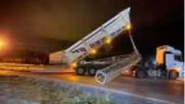 Damperi açık unutulan TIR, KGYS direğini devirdi