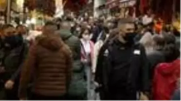 Mısır Çarşısı'nda dikkat çeken kalabalık; Vatandaşlar polis dronuyla uyarıldı